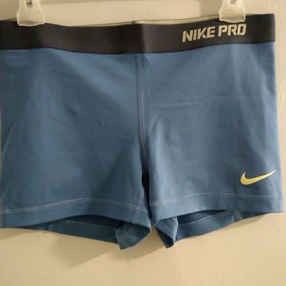 Nike - Picture 2 of 5